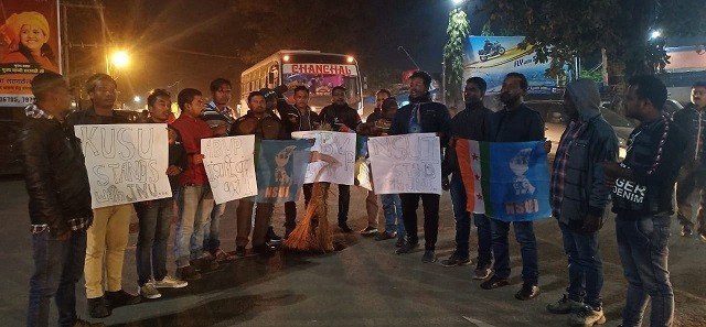 चाईबासा : अखिल भारतीय विद्यार्थी परिषद का फूंका पुतला चाईबासा : अखिल भारतीय विद्यार्थी परिषद का फूंका पुतला
