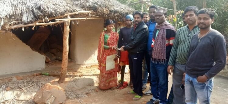 बनकांटी सबर टोला में हाथी ने एक घर तोड़ा, विधायक व जिप सदस्य ने की मदद बनकांटी सबर टोला में हाथी ने एक घर तोड़ा, विधायक व जिप सदस्य ने की मदद
