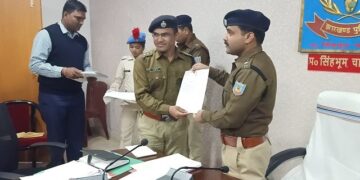 West Singhbhum police Crime Contorl Meeting : एसपी ने अपराध नियंत्रण को लेकर की बैठक,नक्सलियों के विरुद्ध अभियान होगा तेज, विधानसभा चुनाव के दौरान उत्कृष्ट प्रदर्शन करने वाले पुलिस पदाधिकारी सम्मानित