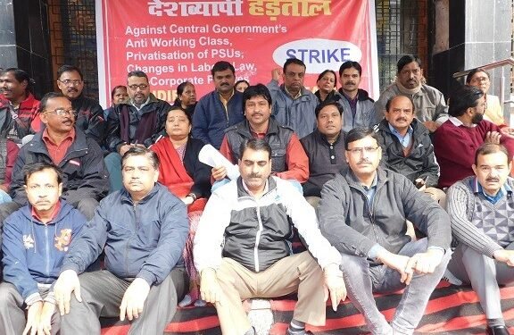 14 बैंको की 135 शाखाओं में लटके ताले, पोस्टऑफिस में भी कामकाज ठप 14 बैंको की 135 शाखाओं में लटके ताले, पोस्टऑफिस में भी कामकाज ठप