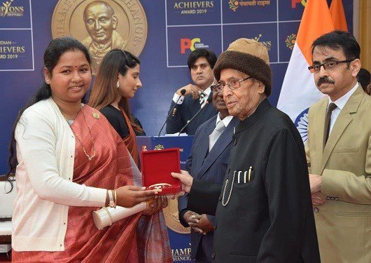 जनप्रतिनिधि के रूप में बेहतर कार्य करने के लिए मिला राज्य के मुख्यमंत्री हेमंत सोरेन व सिंहभूम की सांसद गीता कोड़ा को चैम्पियन ऑफ चेंज अवार्ड जनप्रतिनिधि के रूप में बेहतर कार्य करने के लिए मिला राज्य के मुख्यमंत्री हेमंत सोरेन व सिंहभूम की सांसद गीता कोड़ा को चैम्पियन ऑफ चेंज अवार्ड