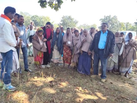 गुड़ाबांदा बीडीओ ने मुराकाटी में किया कंबल वितरण गुड़ाबांदा बीडीओ ने मुराकाटी में किया कंबल वितरण