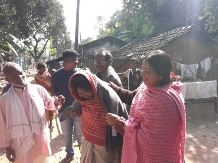 घटाशिला : कालचित्ती में जिप सदस्य ने बांटा कंबल घटाशिला : कालचित्ती में जिप सदस्य ने बांटा कंबल