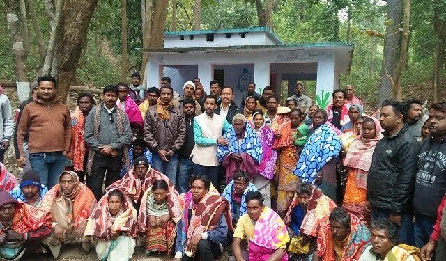 चाकुलिया : गोटाशिला मंदिर में पूजा और बीच कंबल वितरण कर सरोज महापात्रा ने की राजनीतिक शुरुआत चाकुलिया : गोटाशिला मंदिर में पूजा और बीच कंबल वितरण कर सरोज महापात्रा ने की राजनीतिक शुरुआत