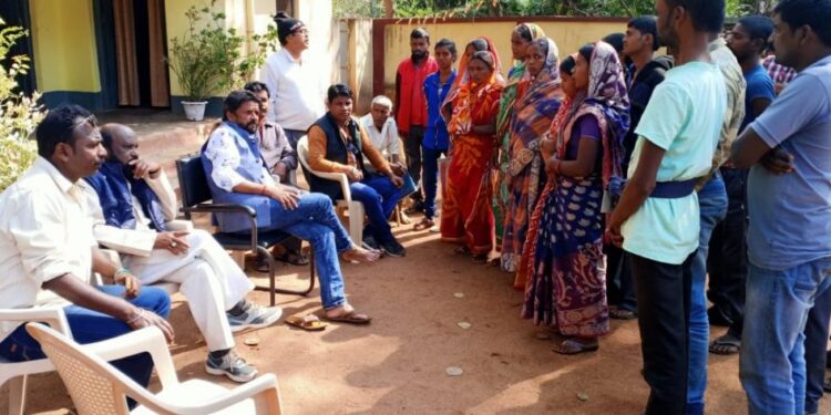 Chakuliya : मौराबांधी में हाथियों ने घर तोड़ा, वन विभाग के कार्यालय पहुंचे ग्रामीण, हाथियों को भगाने की मांग