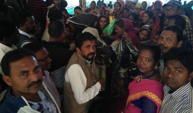 चाकुलिया में गूंज महोत्सव : नेताजी की जयंती पर विधायक ने जुस्को के सहयोग से 100 लोगों के बीच बांटे कंबल चाकुलिया में गूंज महोत्सव : नेताजी की जयंती पर विधायक ने जुस्को के सहयोग से 100 लोगों के बीच बांटे कंबल