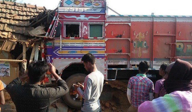 कुचियाशोली में अनियंत्रित ट्रक घर में घुसा, बाल बाल बचे परिजन