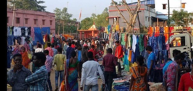 मकर पर्व के मद्देनजर केरूकोचा साप्ताहिक हाट में उमड़ पड़ी भीड़ मकर पर्व के मद्देनजर केरूकोचा साप्ताहिक हाट में उमड़ पड़ी भीड़