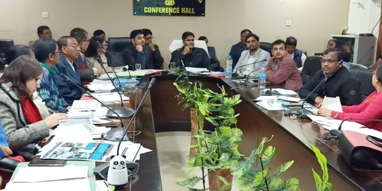 चाईबासा : कार्यों में लापरवाही बरतने वाले कर्मियों के वेतन कटौती एवं कारण बताओ नोटिस जारी करने का निर्देश