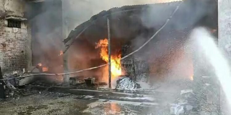 दुमका एटीम ग्राउंड के सामने स्थित एक गोदाम में भीषण आग लगने से लाखों रुपया का सामान जल कर राख दुमका एटीम ग्राउंड के सामने स्थित एक गोदाम में भीषण आग लगने से लाखों रुपया का सामान जल कर राख