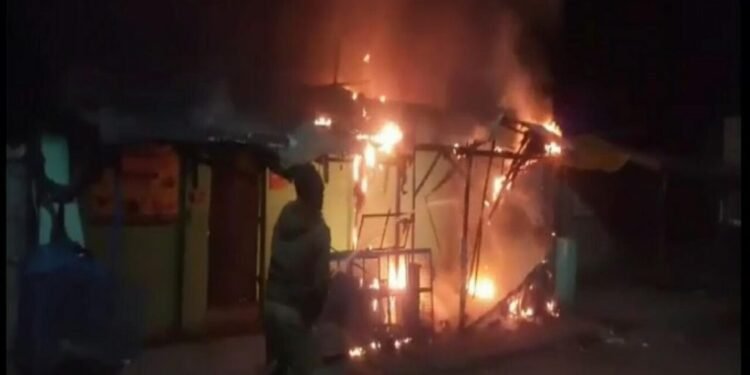 jamshedpur-fire-आजादनगर के मुर्गा बाजार में लगी आग, 2000 मुर्गे जिंदा जले-video jamshedpur-fire-आजादनगर के मुर्गा बाजार में लगी आग, 2000 मुर्गे जिंदा जले-video