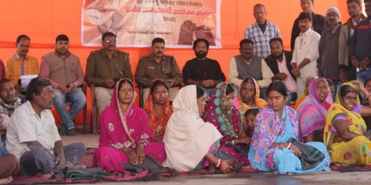 jamshedpur-kambal-service-बागबेड़ा में डॉ विष्णु श्रीधर वाकणकर जन्मशताब्दी आयोजन समिति ने बांटे कम्बल jamshedpur-kambal-service-बागबेड़ा में डॉ विष्णु श्रीधर वाकणकर जन्मशताब्दी आयोजन समिति ने बांटे कम्बल