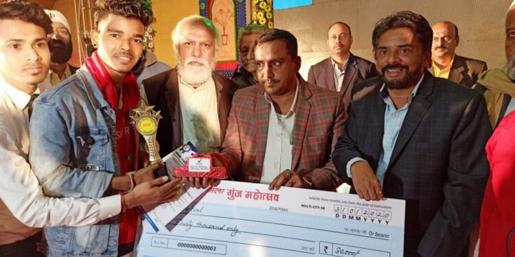 chakulia-goonj-mahotsav-चाकुलिया के गूंज महोत्सव समापन समारोह में पहुंचे स्वास्थ्य मंत्री बन्ना गुप्ता, कहा-हेमंत सरकार लोगों को झारखंडी संस्कृति और सरकार से जोड़ने का काम करेगी chakulia-goonj-mahotsav-चाकुलिया के गूंज महोत्सव समापन समारोह में पहुंचे स्वास्थ्य मंत्री बन्ना गुप्ता, कहा-हेमंत सरकार लोगों को झारखंडी संस्कृति और सरकार से जोड़ने का काम करेगी