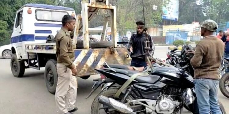 jamshedpur-traffic-checking-ये ट्रैफिक चेकिंग है नही आसान, आग का दरिया है डूबकर जाने जैसा है, ये 7 वीडियो ट्रैफिक चेकिंग की हकीकत बयां कर देगी, देखिए