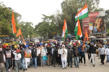 Jamshedpur : पाक के ननकाना साहिब गुरुद्वारा में पत्थरबाजी के खिलाफ सड़क पर उतरा सिख समुदाय, राष्ट्रपति व प्रधानमंत्री से पाकिस्तान में स्थित गुरुद्वारों व सिखों की सुरक्षा की मांग Jamshedpur : पाक के ननकाना साहिब गुरुद्वारा में पत्थरबाजी के खिलाफ सड़क पर उतरा सिख समुदाय, राष्ट्रपति व प्रधानमंत्री से पाकिस्तान में स्थित गुरुद्वारों व सिखों की सुरक्षा की मांग