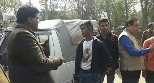 जमशेदपुर में बगैर हेलमेट व कागजात के वाहन चलानेवाले टिनएजर्स व युवकों के खिलाफ चेकिंग अभियान शुरू जमशेदपुर में बगैर हेलमेट व कागजात के वाहन चलानेवाले टिनएजर्स व युवकों के खिलाफ चेकिंग अभियान शुरू