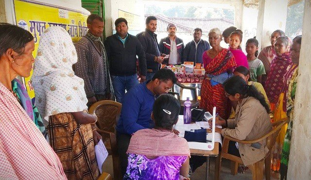 लोहरदगा : किस्को के पतगच्छा गांव में लगा नि:शुल्क चिकित्सा शिविर, चेन्नई की डॉ रश्मि रंजना व रिम्स के डॉ राजेश भगत ने की 140 लोगों की जांच लोहरदगा : किस्को के पतगच्छा गांव में लगा नि:शुल्क चिकित्सा शिविर, चेन्नई की डॉ रश्मि रंजना व रिम्स के डॉ राजेश भगत ने की 140 लोगों की जांच
