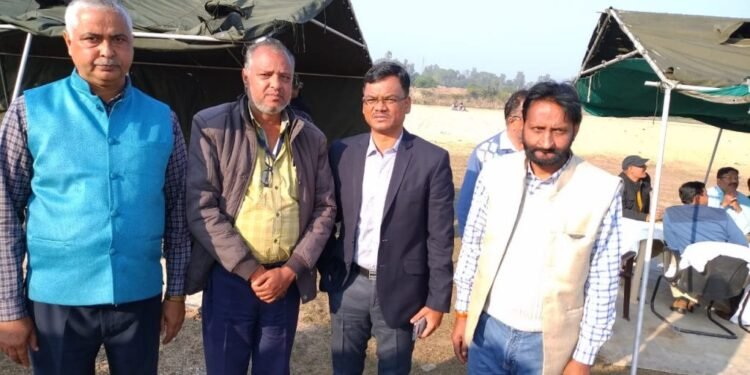 पलामू : वनभोज में शामिल हुए पुलिस और पत्रकार पलामू : वनभोज में शामिल हुए पुलिस और पत्रकार
