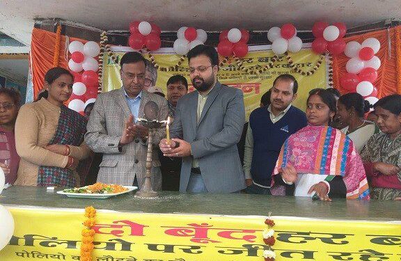 पलामू में डीसी ने बच्चों को पोलियो रोधी खुराक पिलाकर की अभियान की शुरुआत पलामू में डीसी ने बच्चों को पोलियो रोधी खुराक पिलाकर की अभियान की शुरुआत
