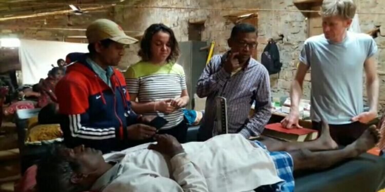 Helth News From Saraikela-ichagarh : शूगर, ब्लडप्रेशर, पैरालाइसिस समेत अन्य बीरियों के मरीजों के लिए वरदान साबित हो रहा डाटम का ट्रेडिशनल हेल्थ केयर सेंटर