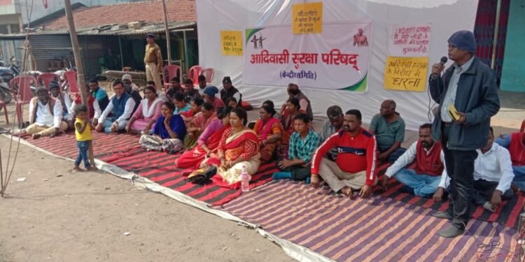 jharkhand-against-mass-killing-पत्थलगड़ी में हुए नरसंहार के आश्रितों को मुआवजा को लेकर धरने पर बैठा आदिवासी समाज, कहा-आदिवासी सरकार होने के बावजूद आदिवासियों की करा रही है हत्या jharkhand-against-mass-killing-पत्थलगड़ी में हुए नरसंहार के आश्रितों को मुआवजा को लेकर धरने पर बैठा आदिवासी समाज, कहा-आदिवासी सरकार होने के बावजूद आदिवासियों की करा रही है हत्या