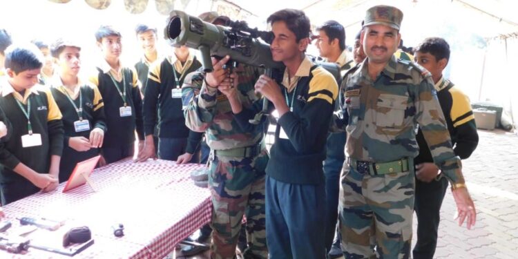 army-display-arms-स्कूली बच्चों ने देखा सेना का जज्बा व हथियार, देखकर गौरवांवित और उत्साहित हुए बच्चे