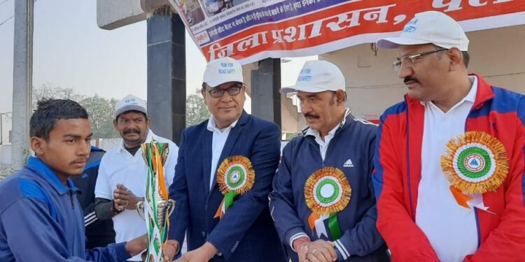 latehar-army-day-celebration-लातेहार में आर्मी डे के अवसर पर महुआडांड बासकरचा सीआरपीएफ कैंप में सर्विस वोटर कार्ड बनाने के लिए लगा शिविर latehar-army-day-celebration-लातेहार में आर्मी डे के अवसर पर महुआडांड बासकरचा सीआरपीएफ कैंप में सर्विस वोटर कार्ड बनाने के लिए लगा शिविर