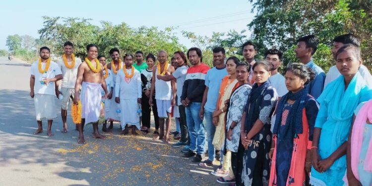 चार दिवसीय उपवास रखकर दो फरवरी को सेरेंगसिया के वीर शहीदों को श्रद्धांजलि देने जमशेदपुर से पदयात्रा पर निकला जत्था चाईबासा पहुंचा चार दिवसीय उपवास रखकर दो फरवरी को सेरेंगसिया के वीर शहीदों को श्रद्धांजलि देने जमशेदपुर से पदयात्रा पर निकला जत्था चाईबासा पहुंचा