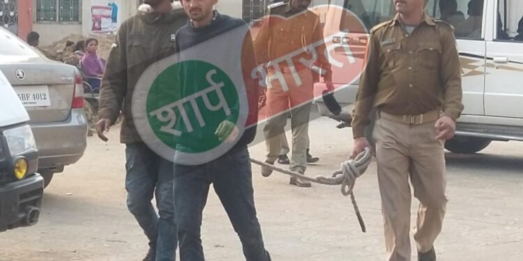 महिला का बैग छीनकर भागने के मामले में फरार आरोपी को पुलिस ने गोलमुरी स्थित घर से धर दबोचा, भेजा जेल