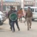 महिला का बैग छीनकर भागने के मामले में फरार आरोपी को पुलिस ने गोलमुरी स्थित घर से धर दबोचा, भेजा जेल