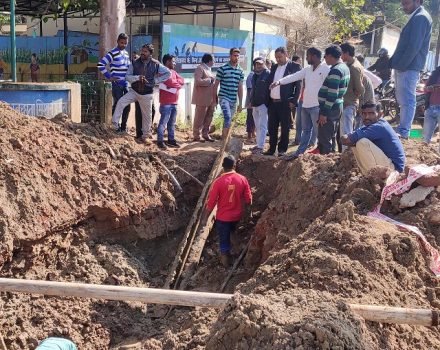 चाईबासा शहर में अंडर ग्राउंड इलेक्ट्रिक वायरिंग : पीएचइडी कार्यालय के बाहर खुदाई में पानी की पाइपलाइन क्षतिग्रस्त, नीमडीह व अन्य मोहल्लों में कई दिनों से ठप्प है जलापूर्ति चाईबासा शहर में अंडर ग्राउंड इलेक्ट्रिक वायरिंग : पीएचइडी कार्यालय के बाहर खुदाई में पानी की पाइपलाइन क्षतिग्रस्त, नीमडीह व अन्य मोहल्लों में कई दिनों से ठप्प है जलापूर्ति