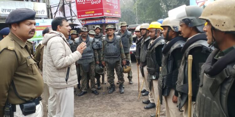 jharkhand-lockdown-2.0-झारखंड में लॉकडाउन 2.0 लागू हुआ, दोपहर दो बजते ही गिरने लगे शटर, जमशेदपुर में पुलिस ने दिखायी सख्ती, ली दुकान खोले रखने वालों की खबर, जानें लॉकडाउन में क्या है बंदिशें, कौन 2 बजे के बाद भी खुलेगा और कौन 2 बजे के बाद बंद कराये गये jharkhand-lockdown-2.0-झारखंड में लॉकडाउन 2.0 लागू हुआ, दोपहर दो बजते ही गिरने लगे शटर, जमशेदपुर में पुलिस ने दिखायी सख्ती, ली दुकान खोले रखने वालों की खबर, जानें लॉकडाउन में क्या है बंदिशें, कौन 2 बजे के बाद भी खुलेगा और कौन 2 बजे के बाद बंद कराये गये