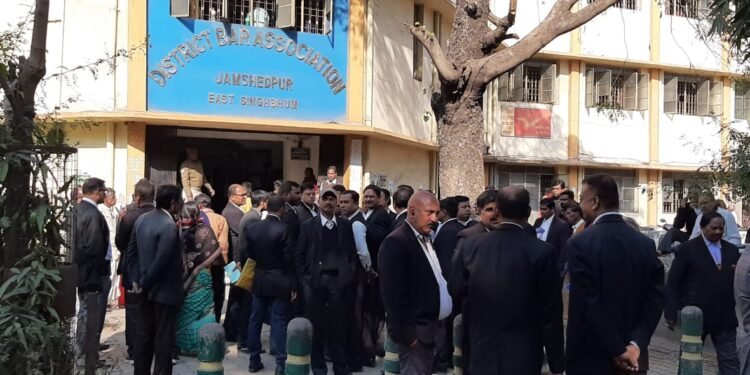 jamshedpur-bar-association-जमशेदपुर बार एसोसिएशन चुनाव का प्रचार थमा, शुक्रवार को होगा चुनाव, 16 पदों के लिए 88 दावेदार मैदान में, सुरक्षा के होंगे कड़े इंतेजाम