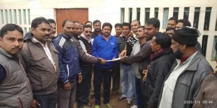 चाकुलिया : मनरेगा कर्मियों ने विधायक को ज्ञापन सौंपा चाकुलिया : मनरेगा कर्मियों ने विधायक को ज्ञापन सौंपा