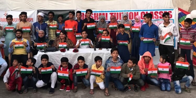 jamshedpur-ngo-नथिंग विदाउट नेचर ने बच्चों के बीच बांटे 100 से अधिक कपड़े के बने झंडे, प्लास्टिक का तिरंगा झंडा हानिकारक, ना खरीदे न खरीदने दें