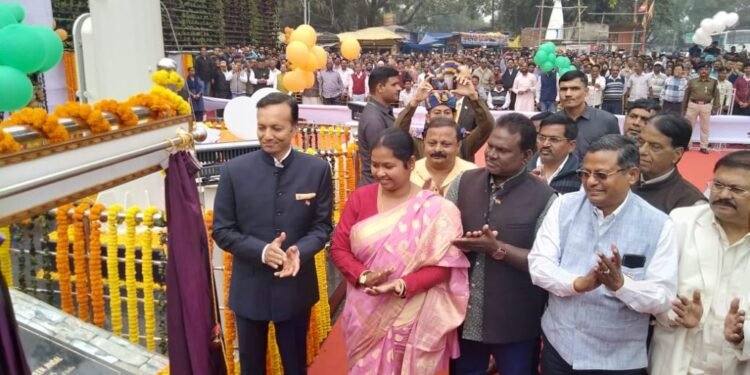 चक्रधरपुर रेलवे स्टेशन के बाहर 110 फीट की ऊंचाई पर लहराया 30 फीट लंबा और 45 फीट चौड़ा तिरंगा, फ्लैग फाउंडेशन ऑफ इंडिया के चेयरमैन नवीन जिंदल ने कहा-तिरंगे के नीचे न कोई राजा और न कोई रंक है चक्रधरपुर रेलवे स्टेशन के बाहर 110 फीट की ऊंचाई पर लहराया 30 फीट लंबा और 45 फीट चौड़ा तिरंगा, फ्लैग फाउंडेशन ऑफ इंडिया के चेयरमैन नवीन जिंदल ने कहा-तिरंगे के नीचे न कोई राजा और न कोई रंक है