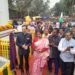 चक्रधरपुर रेलवे स्टेशन के बाहर 110 फीट की ऊंचाई पर लहराया 30 फीट लंबा और 45 फीट चौड़ा तिरंगा, फ्लैग फाउंडेशन ऑफ इंडिया के चेयरमैन नवीन जिंदल ने कहा-तिरंगे के नीचे न कोई राजा और न कोई रंक है चक्रधरपुर रेलवे स्टेशन के बाहर 110 फीट की ऊंचाई पर लहराया 30 फीट लंबा और 45 फीट चौड़ा तिरंगा, फ्लैग फाउंडेशन ऑफ इंडिया के चेयरमैन नवीन जिंदल ने कहा-तिरंगे के नीचे न कोई राजा और न कोई रंक है