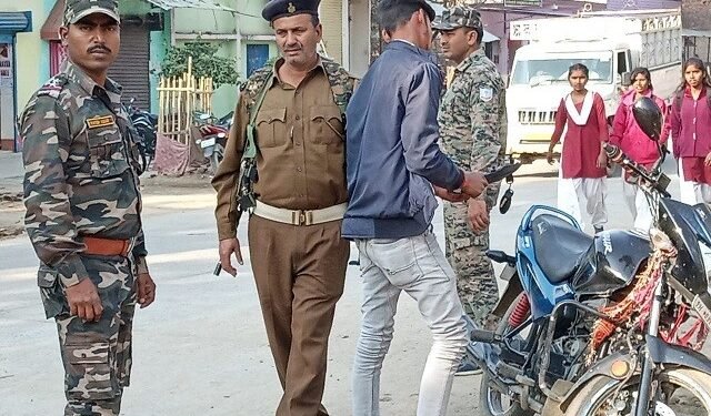 हुसैनाबाद पुलिस ने चलाया वाहन चेकिंग अभियान हुसैनाबाद पुलिस ने चलाया वाहन चेकिंग अभियान