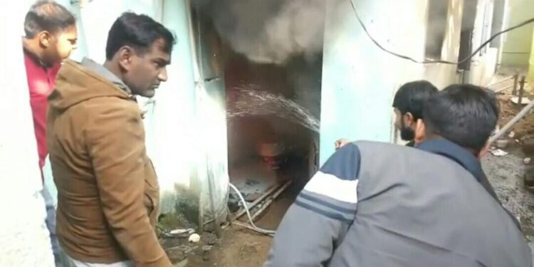 jamshedpur-fire-मानगो थाना के पीछे फ्लैट में शॉर्ट सर्किट से लगी आग, स्थानीय लोगों की तत्परता से बुझी jamshedpur-fire-मानगो थाना के पीछे फ्लैट में शॉर्ट सर्किट से लगी आग, स्थानीय लोगों की तत्परता से बुझी