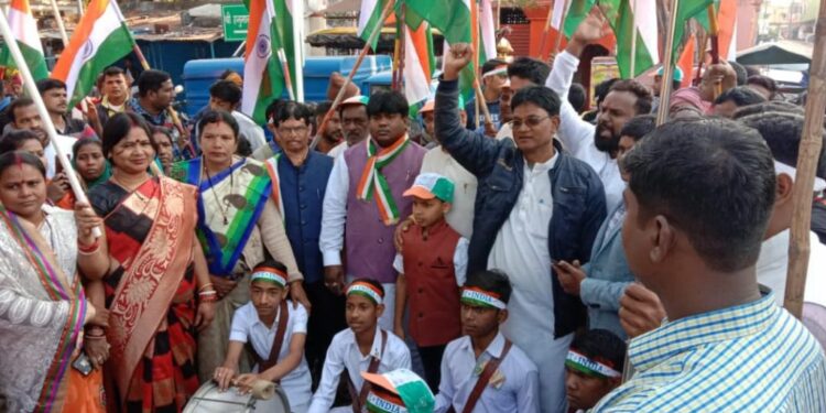 saraikela-सरायकेला में निकली तिरंगा यात्रा, सीएए-एनआरसी का समर्थन saraikela-सरायकेला में निकली तिरंगा यात्रा, सीएए-एनआरसी का समर्थन