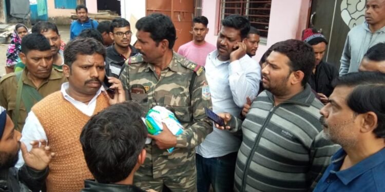 jamshedpur-fraud-गोविंदपुर में ‘अटल योजना’ के नाम से नौकरी दिलाने के नाम पर हजारों लोगो से करोड़ो की ठगी, हंगामा-video jamshedpur-fraud-गोविंदपुर में ‘अटल योजना’ के नाम से नौकरी दिलाने के नाम पर हजारों लोगो से करोड़ो की ठगी, हंगामा-video