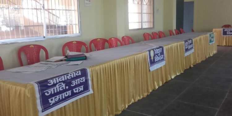 jamshedpur-janta-darbar-without-officers-हेमंत सोरेन जी, आपकी सरकार के अधीन के अफसरों के पास जनता के लिए समय नहीं, जनता दरबार में अधिकारी गायब, जनता आकर लौटे, देखिये जमशेदपुर प्रखंड का जनता दरबार का हाल