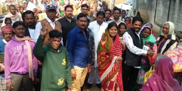 jamshedpur-rural-kambal-service-चाकुलिया में विधायक ने अपने आवास पर 200 जरूरतमंद लोगों के बीच बाटा कंबल, पुरनापानी में 50 असहाय लोगों के बीच कंबल वितरण, शहीद साबुआ हांसदा की पत्नी को पूर्व जिप सदस्य ने दिया वस्त्र