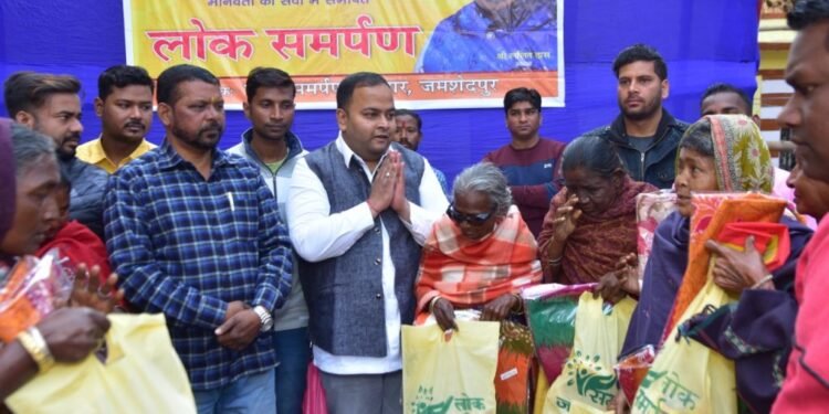 jamshedpur-lok-samarpan-पूर्व मुख्यमंत्री रघुवर दास के पुत्र ललित दास ने मकर संक्राति पर जरूरतमंदों के बीच तिलकुट, गुड़, चावल, तिल, साड़ी आदि का किया वितरण