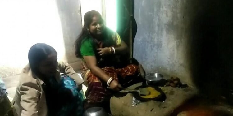 jharkhand-makar-sankranti-आदित्यपुर: पार्षद राजरानी ने अपने हाथों से बने पकवानों से की मेहमानवाजी, दी क्षेत्र की जनता को शुभकामनाएं देखिए-video