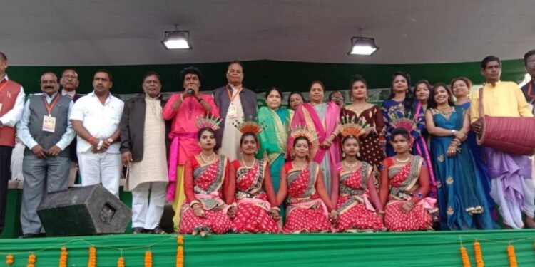 jamshedpur-tusu-mela-जमशेदपुर के टुसू मेला में जुटी तीन राज्यों की जनता, बिष्टुपुर गोपाल मैदान में लोगों ने लिया जमकर मजा, देखिये टूसू नृत्य का-video