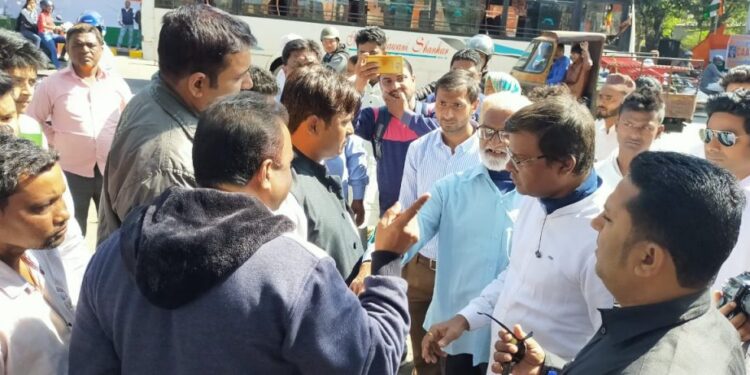 jamshedpur-tensed-for-caa-nrc-जमशेदपुर डीसी ऑफिस पुलिस छावनी में तब्दील, सीएए-एनआरसी के खिलाफ मुसलिम समुदाय का धरना, शामिल हुए फुरकान अंसारी, हिंदू उत्सव समिति भी डीसी ऑफिस पहुंचकर की नारेबाजी, क्या कह रही पुलिस, कैैसा रहा माहौल, देखिये-video jamshedpur-tensed-for-caa-nrc-जमशेदपुर डीसी ऑफिस पुलिस छावनी में तब्दील, सीएए-एनआरसी के खिलाफ मुसलिम समुदाय का धरना, शामिल हुए फुरकान अंसारी, हिंदू उत्सव समिति भी डीसी ऑफिस पहुंचकर की नारेबाजी, क्या कह रही पुलिस, कैैसा रहा माहौल, देखिये-video
