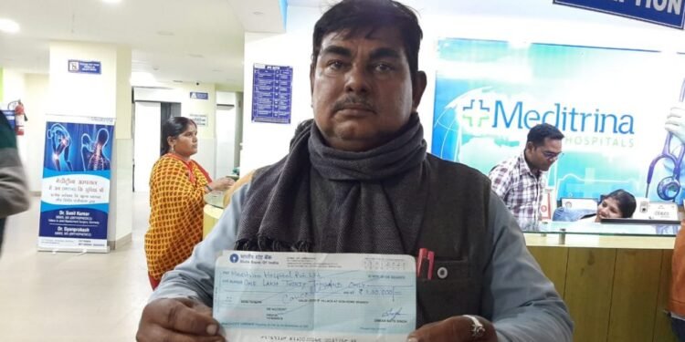 saraikela-meditrina-hospital-hungama-आदित्यपुर के मेडिट्रिना अस्पताल में मरीजों से किया गया अनावश्यक पैसों का दोहन, विरोध में हंगामा-video