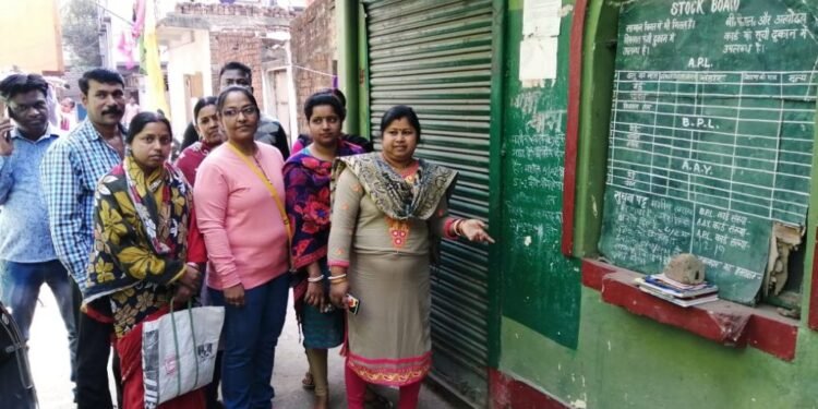 saraikela-सरकार बदली, निजाम बदला, सत्ता बदली, नहीं बदला तो राशन डीलरों की मनमानी, आदित्यपुर में लोगों का फूटा गुस्सा saraikela-सरकार बदली, निजाम बदला, सत्ता बदली, नहीं बदला तो राशन डीलरों की मनमानी, आदित्यपुर में लोगों का फूटा गुस्सा