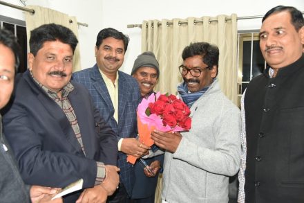 jharkhand-police-association-झारखंड पुलिस को हेमंत सरकार से काफी आशाएं, हेमंत सोरेन व पूर्व मंत्री बन्ना गुप्ता से मिले पुलिसवाले jharkhand-police-association-झारखंड पुलिस को हेमंत सरकार से काफी आशाएं, हेमंत सोरेन व पूर्व मंत्री बन्ना गुप्ता से मिले पुलिसवाले